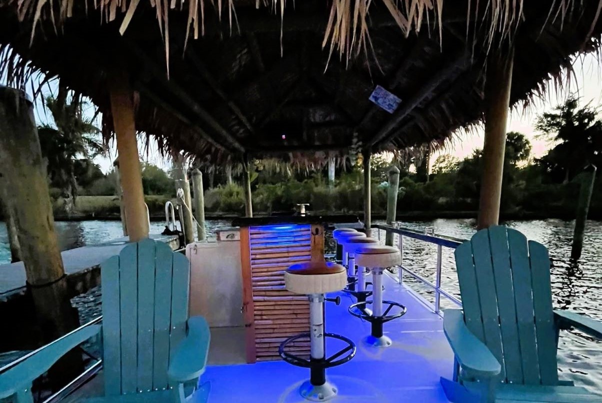 Nautical Tiki Cruises | Fun Boat with bar for 6 people | Onboard Bathroom